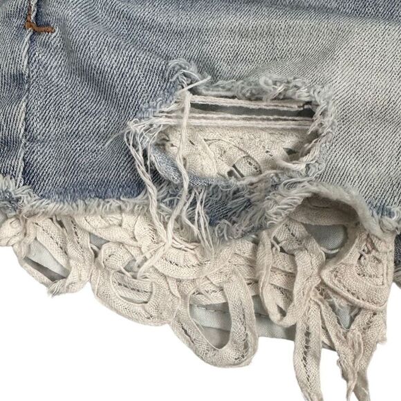 American Eagle Women's Light Wash Distressed Shortie size 6 - Picture 5 of 6